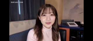 我把我勃起的鸡巴放进了一个可爱的苗条女孩看起来敏感的阴户里！相内希